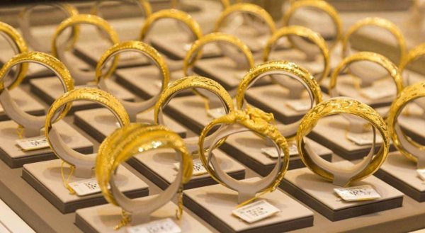 在线实盘配资 开千平大店、卖高级珠宝，周大福和老铺黄金们掰手腕，欲筹资87亿港元“补弹药”